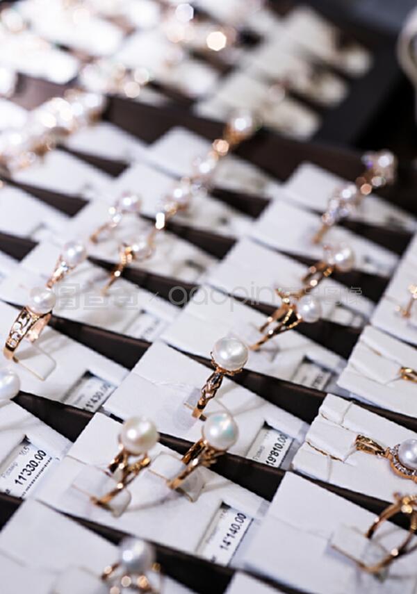 珍珠與黃金的優雅邂逅 零售珠寶店的融合魅力